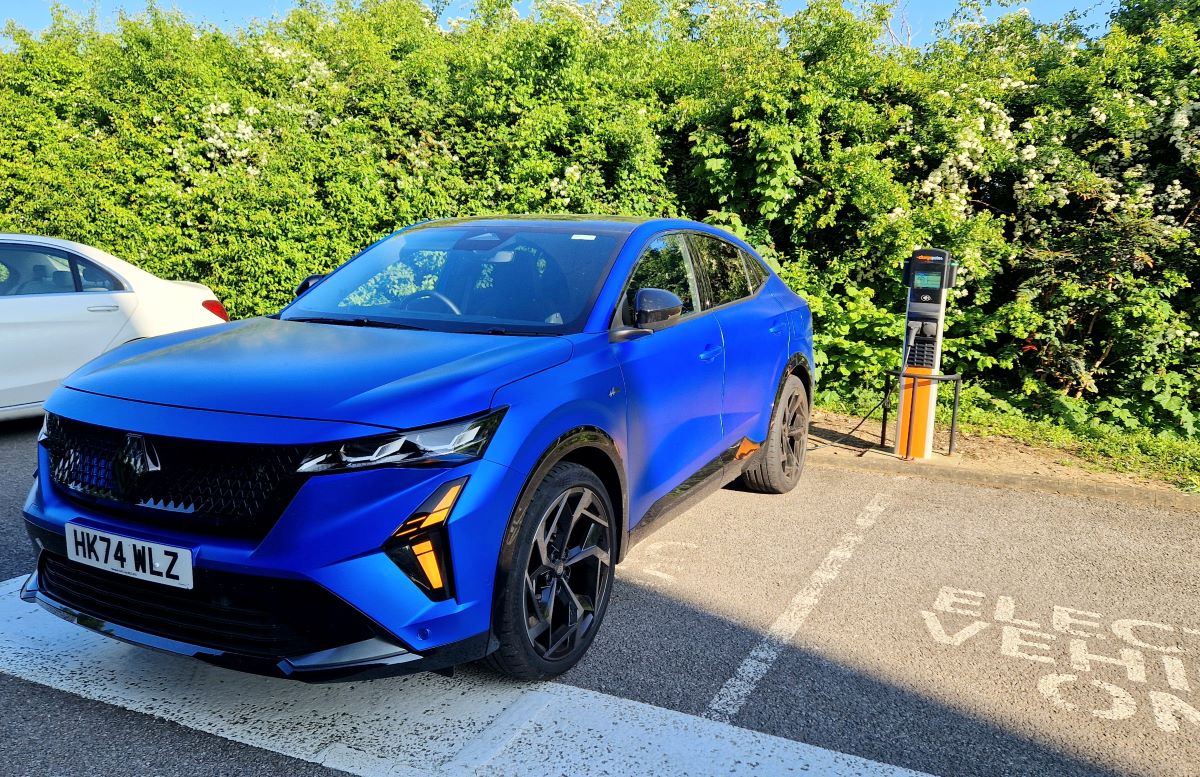 Renault Rafale PHEV charging