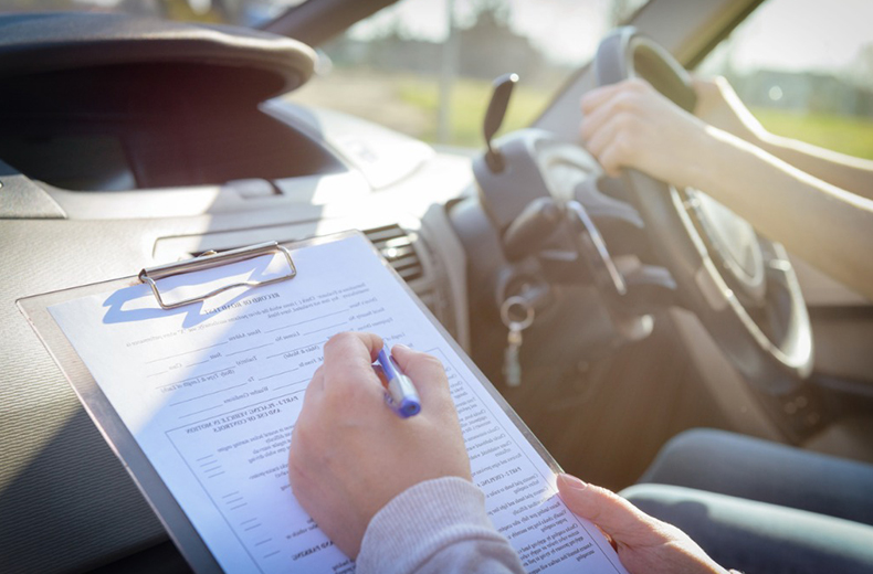 teaching-learner-driving-lesson